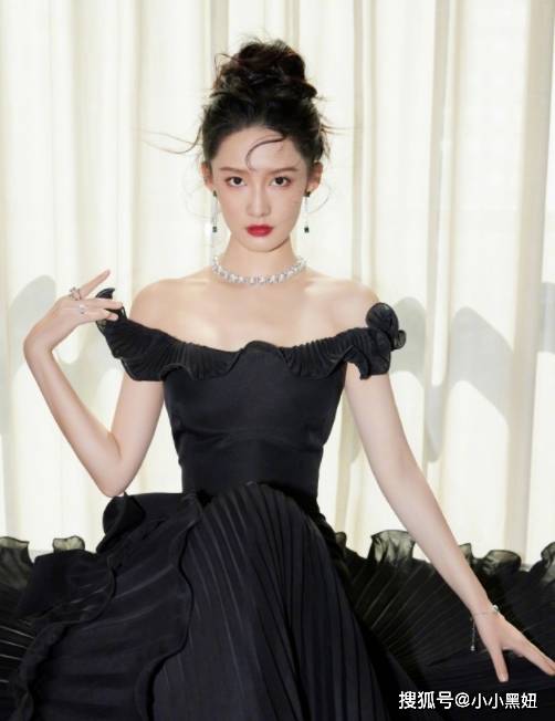 李沁雪地白衣清新绝美,甜笑迷人,少女感爆棚!_演艺事业_照片_时尚