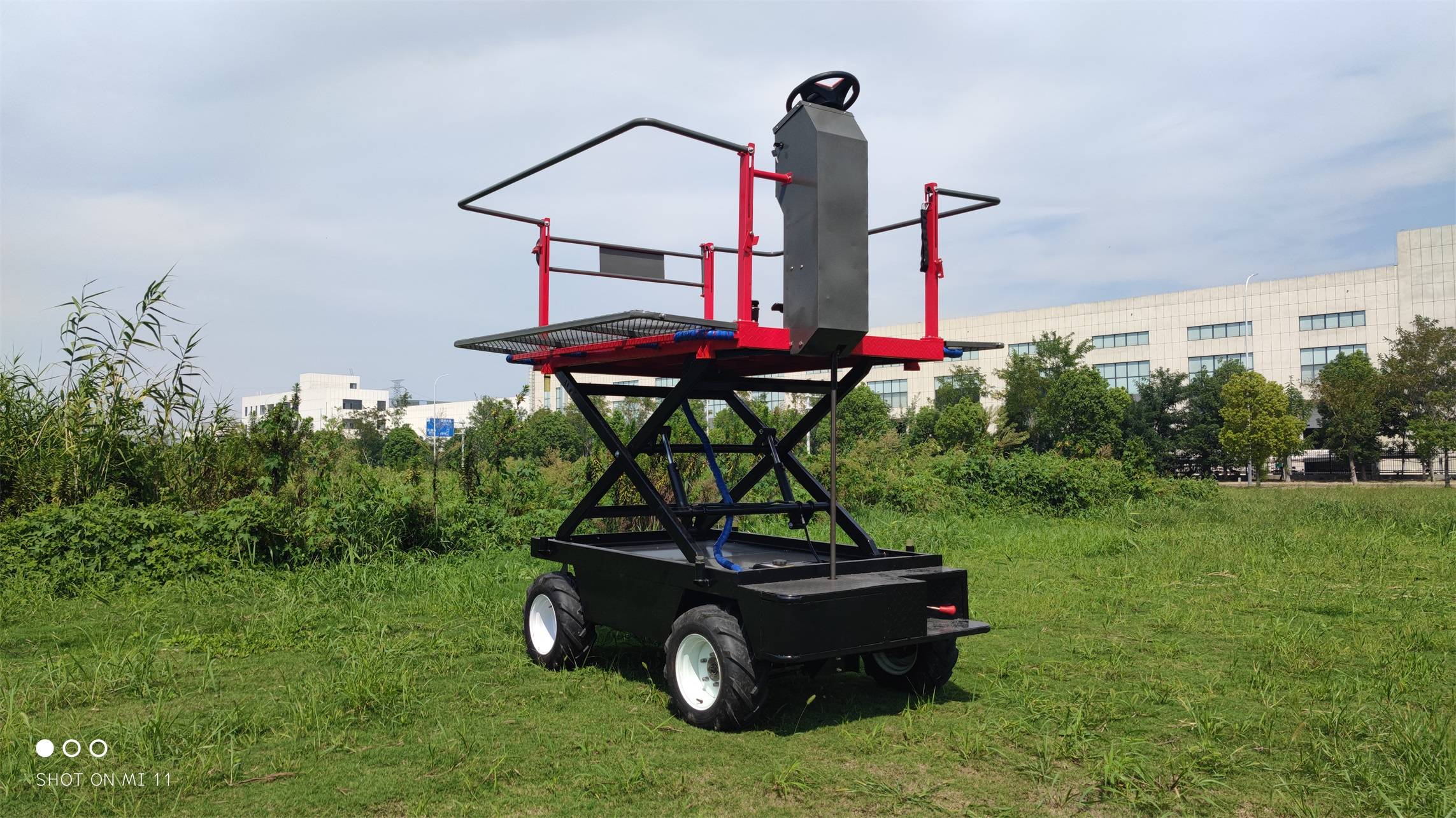 当电动果园轮式液压升降采摘作业平台出现故障如何分析解决呢?