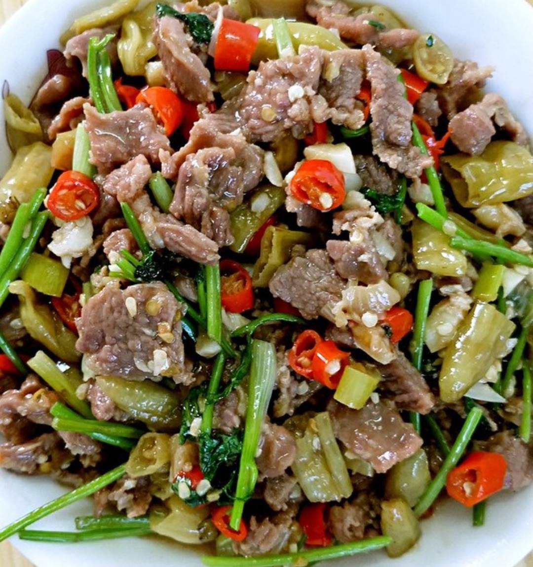 野山椒炒牛肉._盛出_大蒜_芹菜