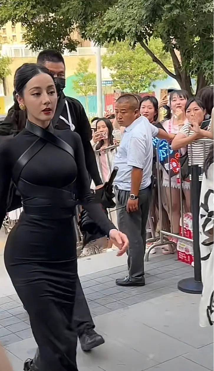 又会变成酱紫:很多网友不禁感叹:女明星的屁股怎么还能时大时小呢?