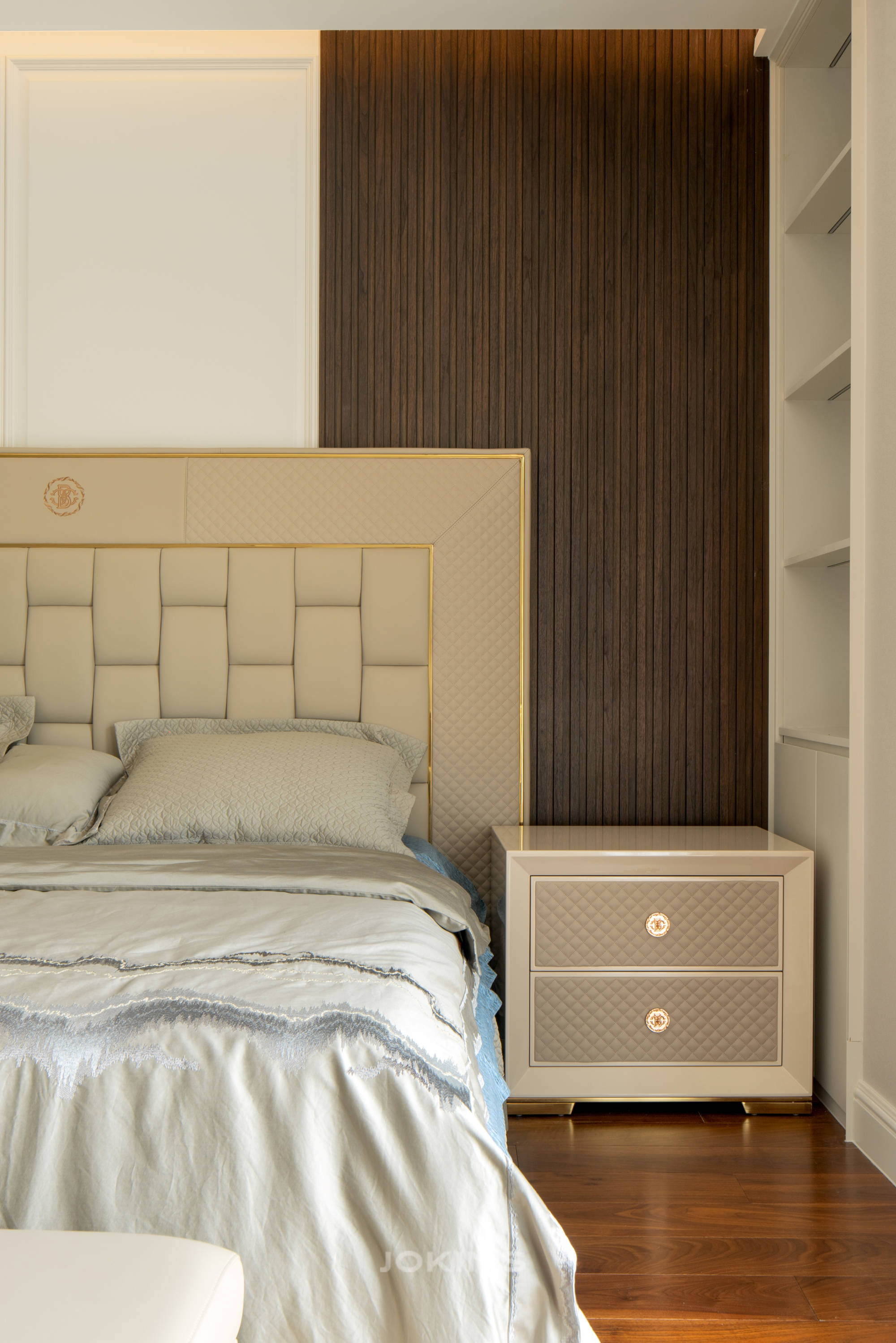 (图片来源:乔金斯整木定制供稿)深色格栅搭配复古一些的床品与床头柜