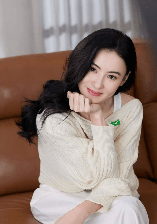 张柏芝:璀璨影后如何成为香港第一美女?43岁身材饱满女人味十足!