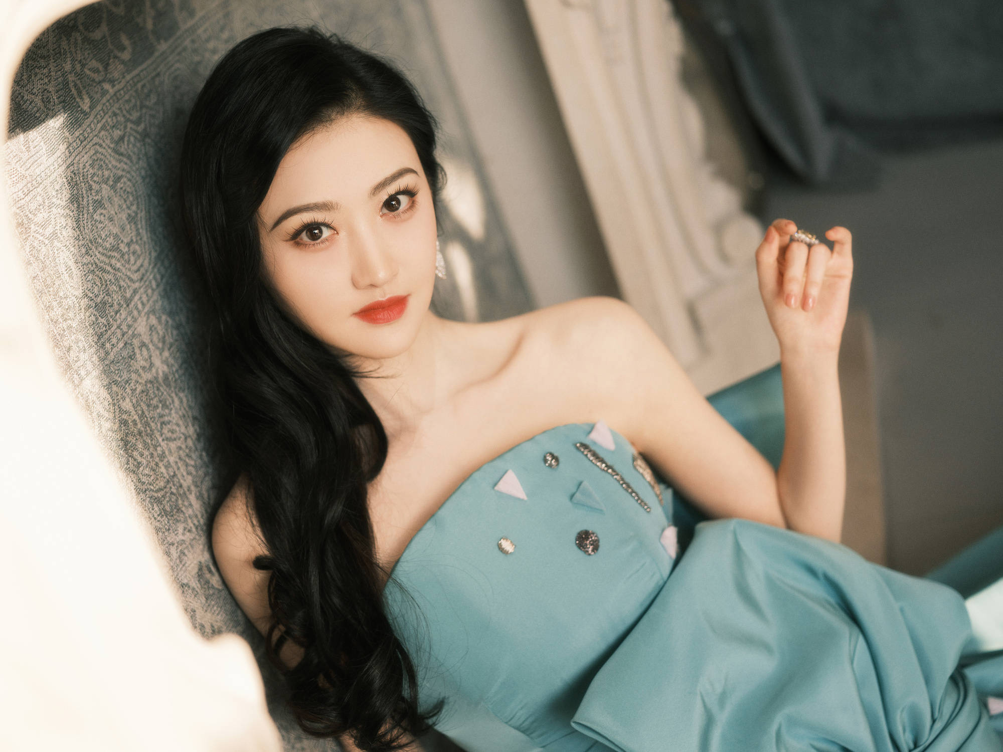 景甜穿抹胸开衩裙秀美腿 置身光影中摆拍气质温柔-搜狐大视野-搜狐新闻