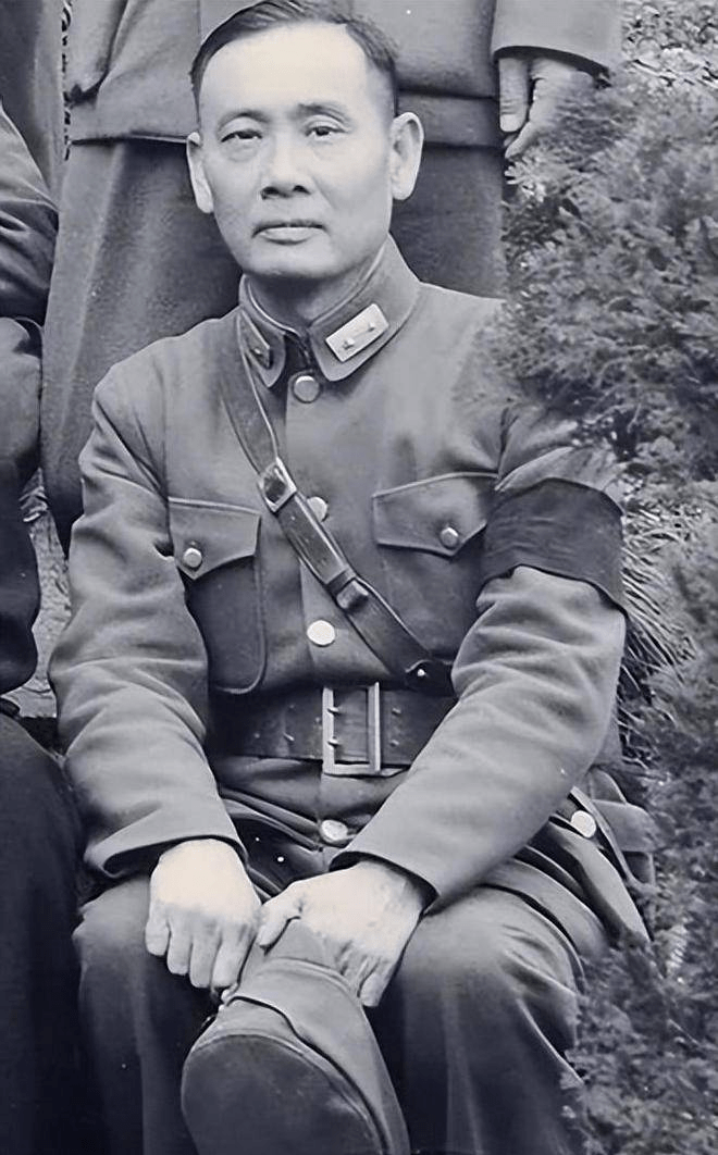 编辑脱去国民党中将军服,穿派力司中山装的陶峙岳总司令在会上指出