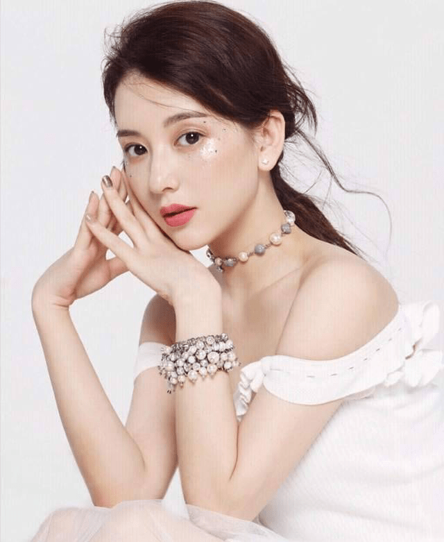 方媛不愧是郭富城的老婆如此出色,饱满凹凸有致,身材高挑修长腰肢盈盈