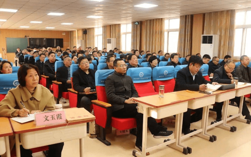 邓州市"校长雁阵工程"名校长巡回宣讲首场活动在张村一初中举行
