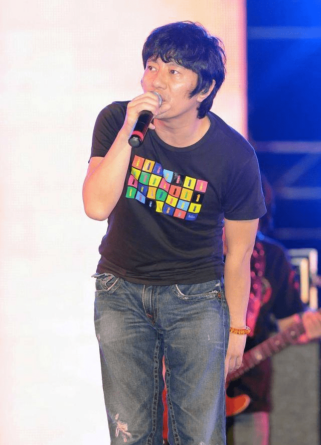 郑钧演唱会上表白妻子刘芸 ,用沙哑嗓子力证自己是真唱,嗓子都劈了!