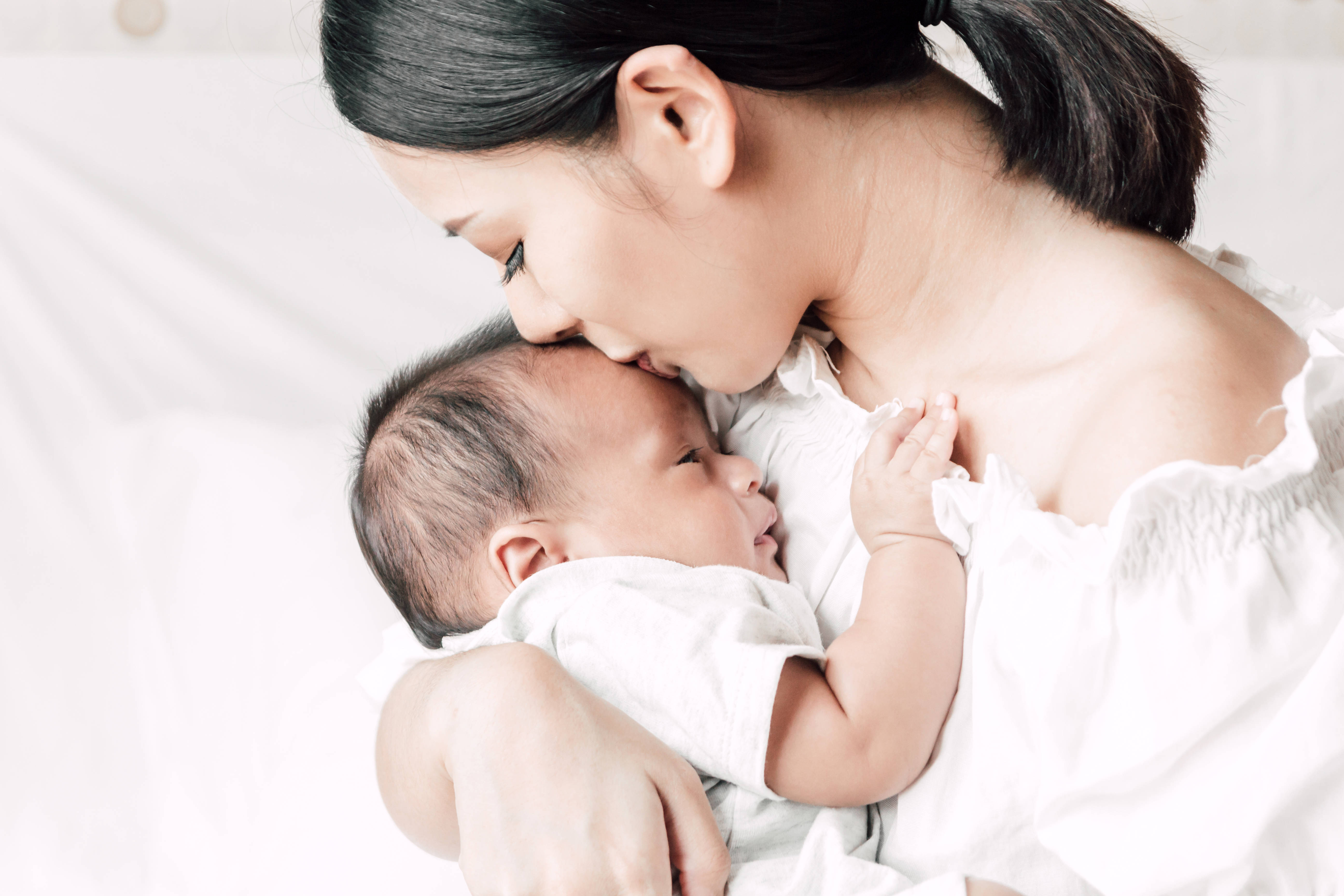 新生儿出生24小时内应该如何护理？一分钟说明白