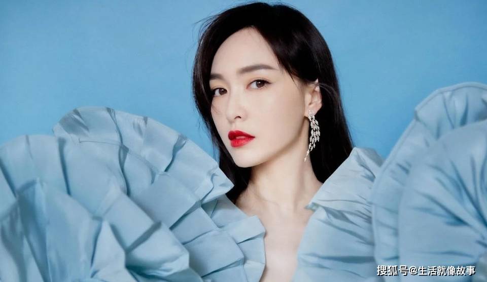 绣球花手套与柠檬黄抹胸裙的搭配,网友直呼绝美!_颜色_碰撞_视觉