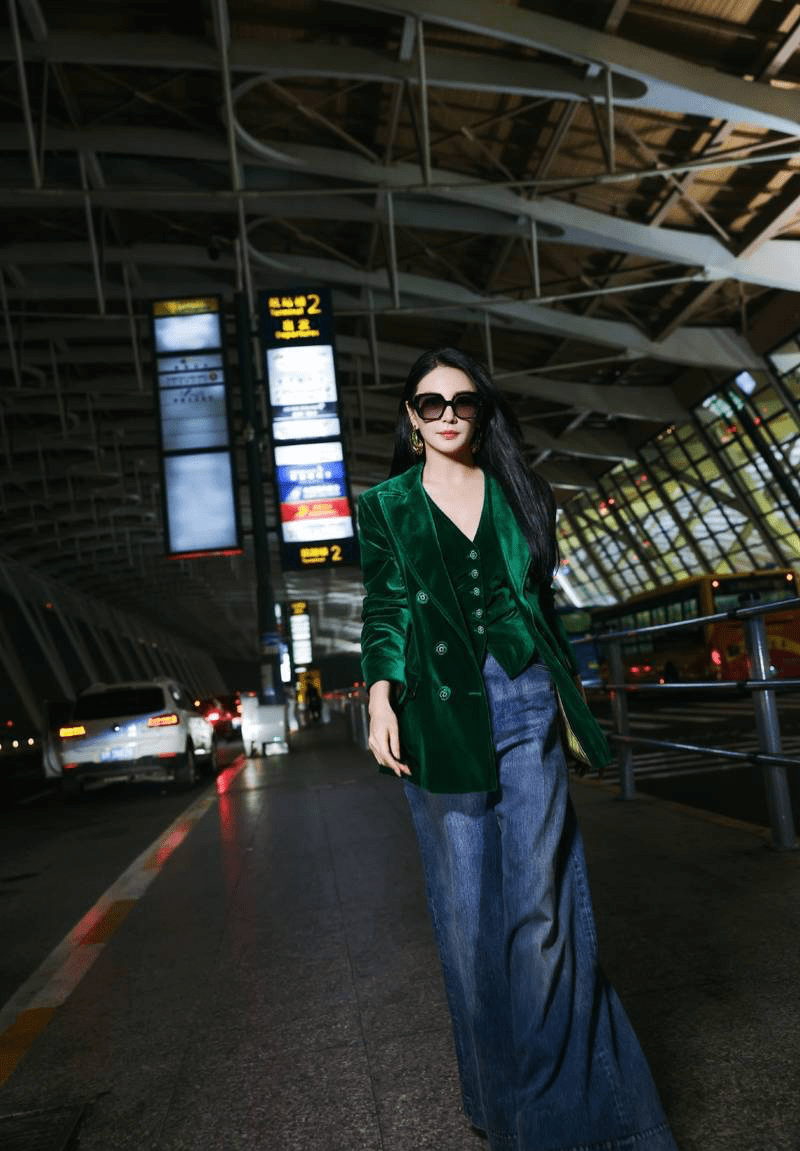 张雨绮写真大赏,绿色丝绒西装展现蜜桃身材,网友惊叹:就这样征服了我