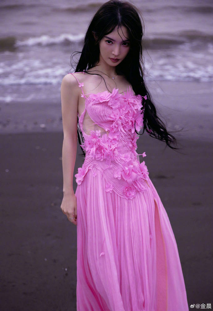 金晨身穿桃粉吊带礼服裙,搭配精致人与妆容,仿佛海边的人鱼公主_造型