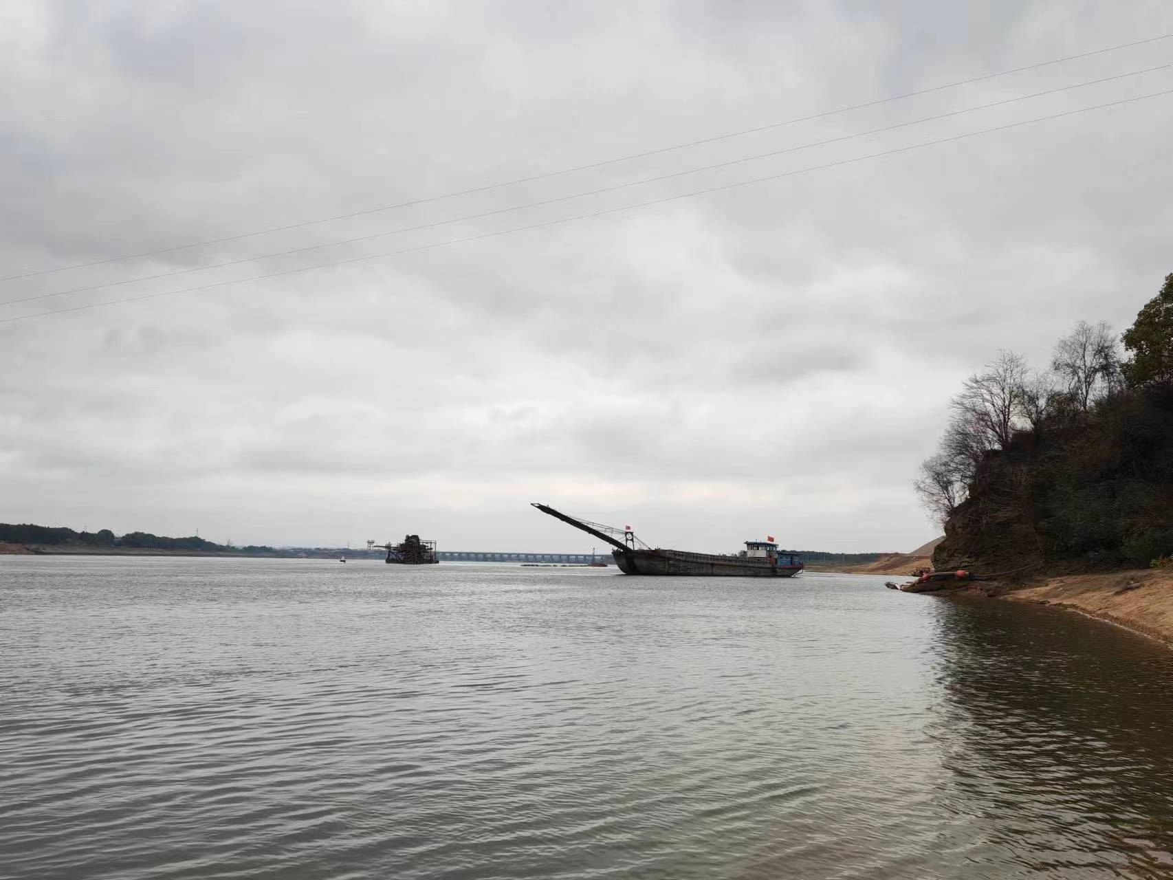 千里赣江过泰和县下行30多里,有千年江畔古村,村庄东临赣江,浩瀚的江
