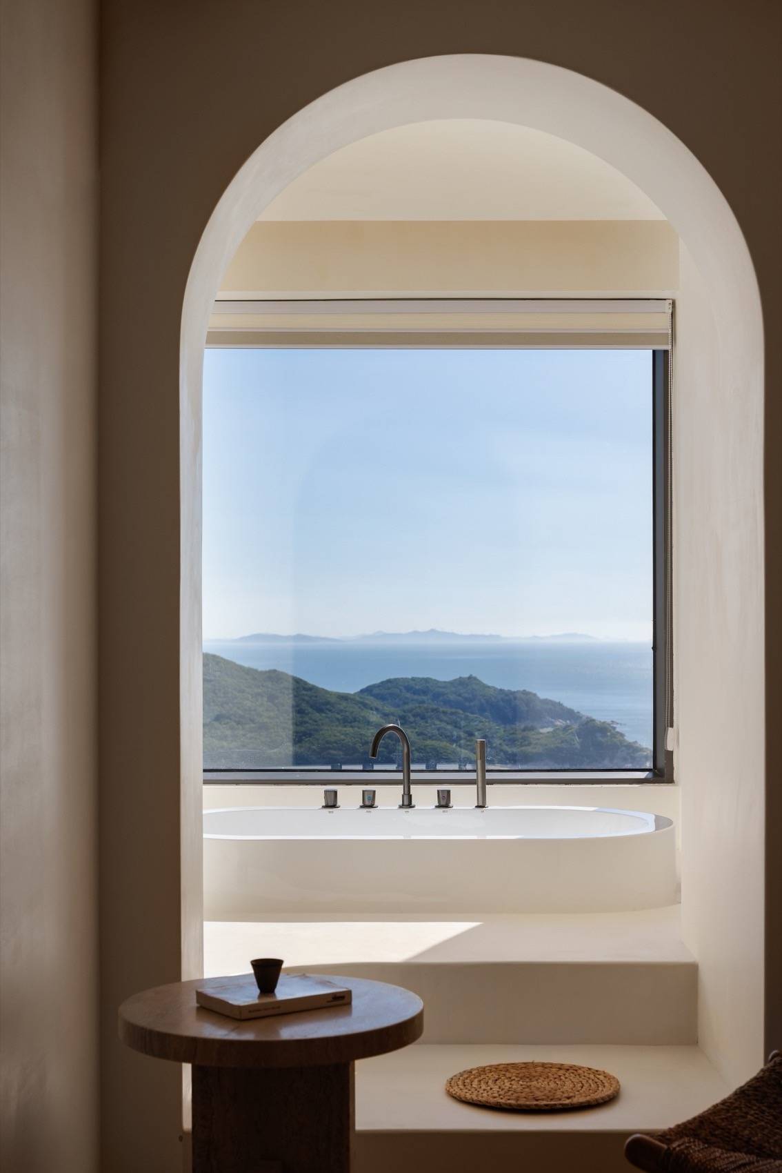 保持地面的平稳感与互通性,以墙壁联合天花的造型,拟态翻涌海浪的画面