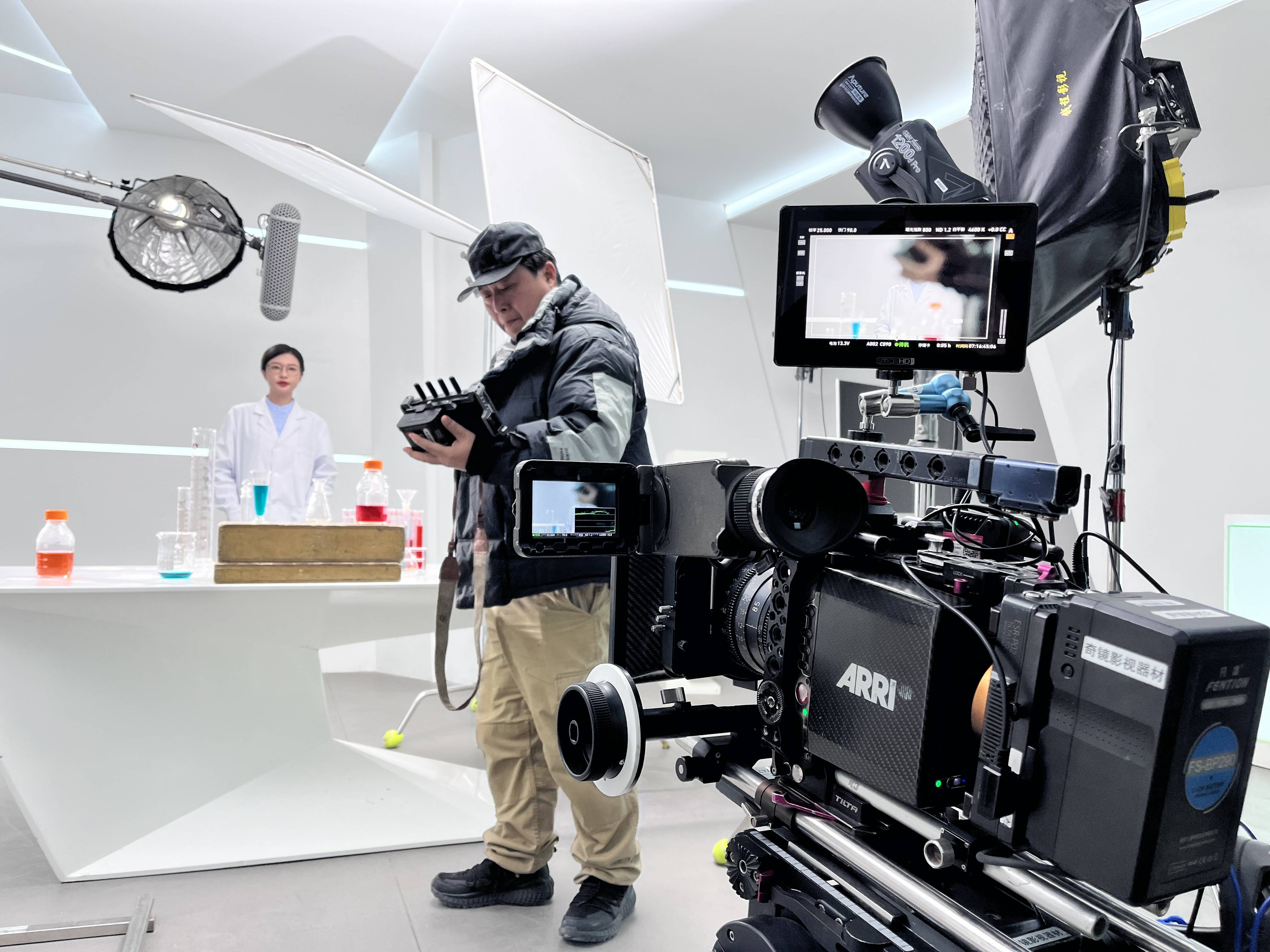 阿莱通常指的是arriflex系列电影摄影机,它是一种专业的电影拍摄设备