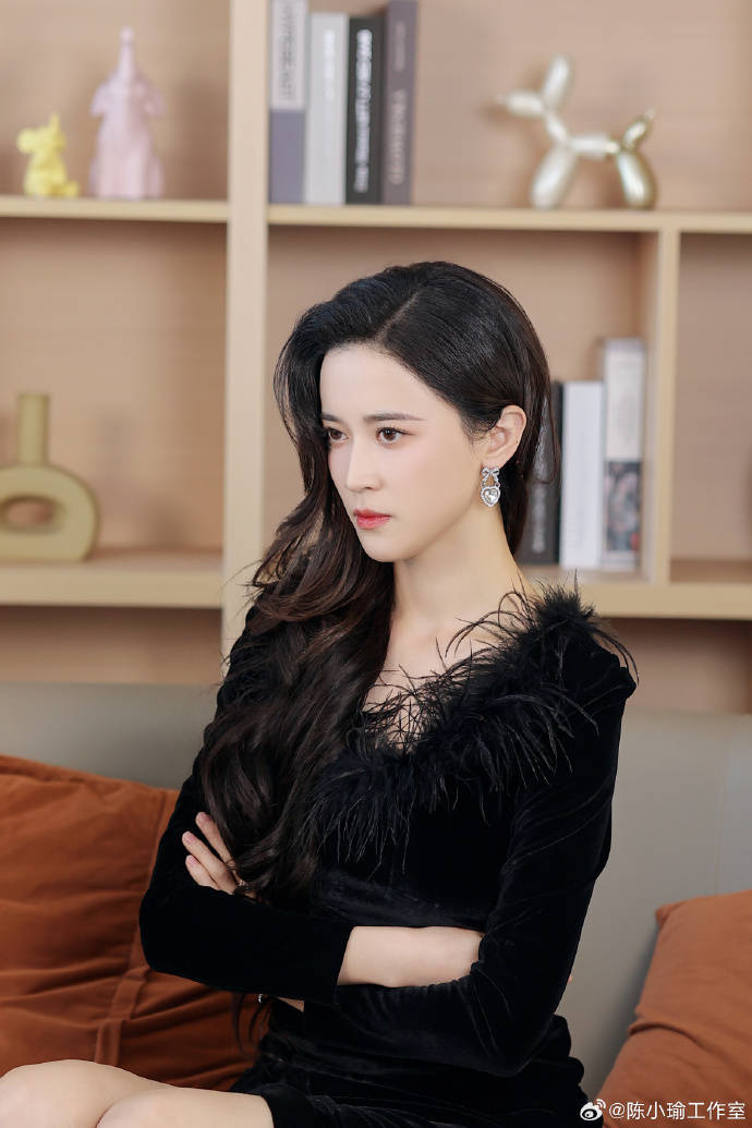 陈小瑜短剧《许你万丈光芒》抖音热播, 突破自我出演心机反派_角色