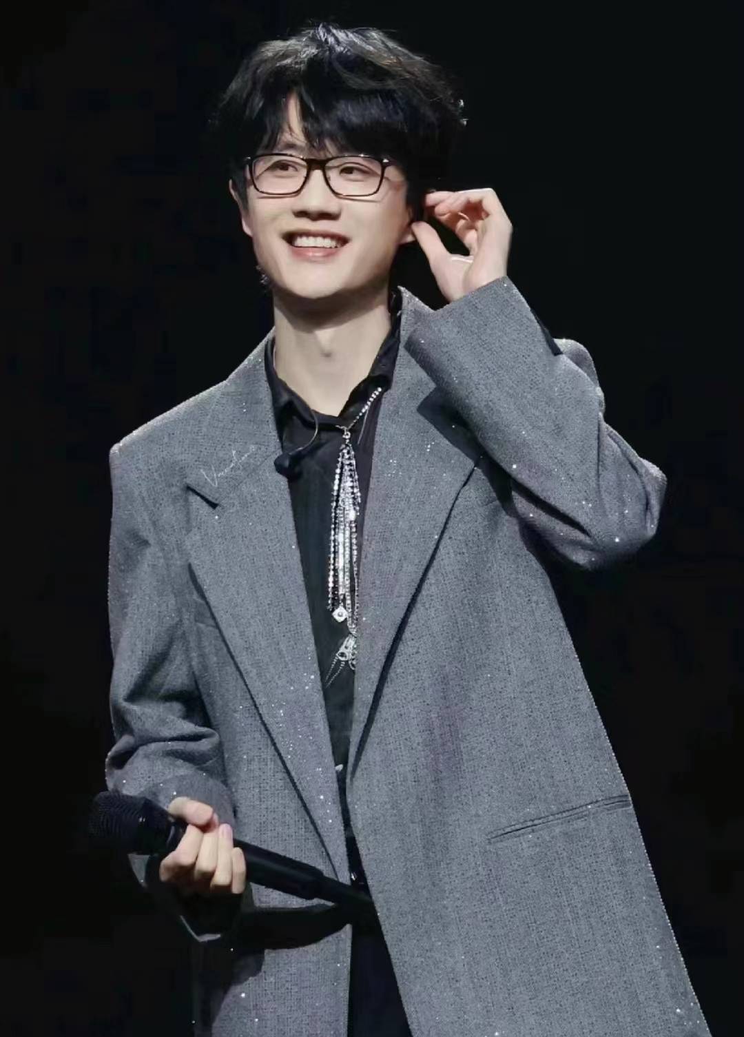 许嵩冯禧跨年同台引爆全场,观众起哄结婚,许嵩:可以考虑