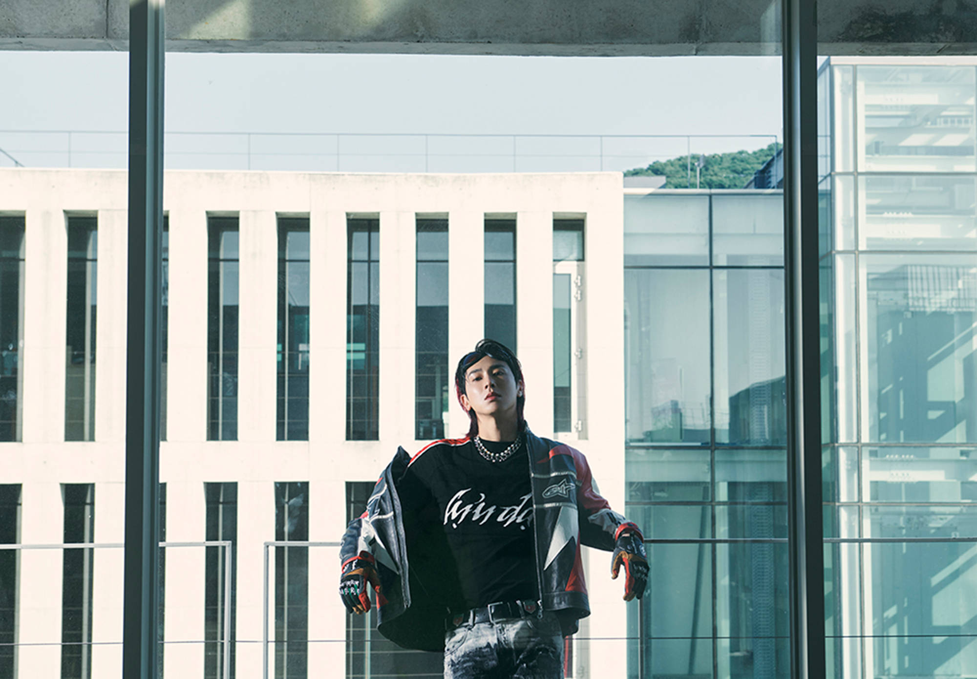 karina与瑜卤允浩窃窃私语的样子吸引了人们的视线,仿佛电影预告片一