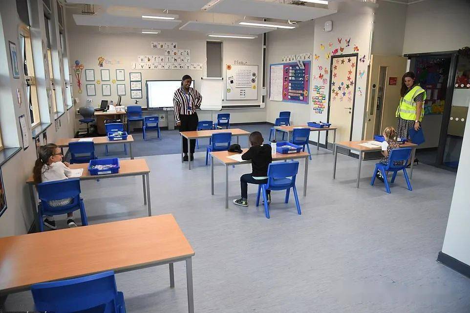 英国学校重启第一天实况近一半学生选择继续宅家