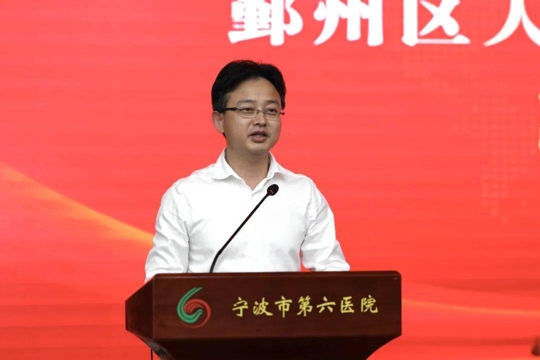 宁波大学副校长汪浩瀚,鄞州区副区长卜明长为"宁波大学医学院隔属