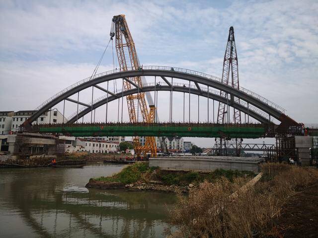 溧阳水运工程首次应用钢管拱桥整体吊装0202市交通执法部门为施工