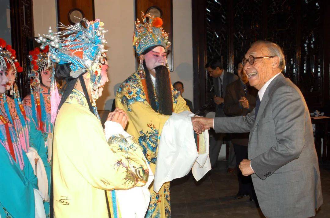 二零零二年四月,贝先生携夫人,长子贝定中,三子贝礼中及团队  如约