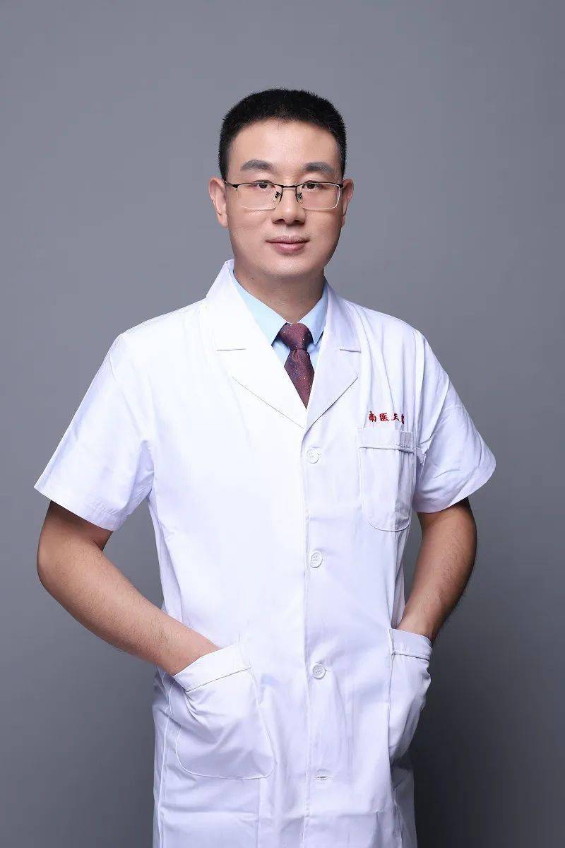 南医三院普通外科主任刘立新,肖刚副主任医师在手术,微创腔镜手术在