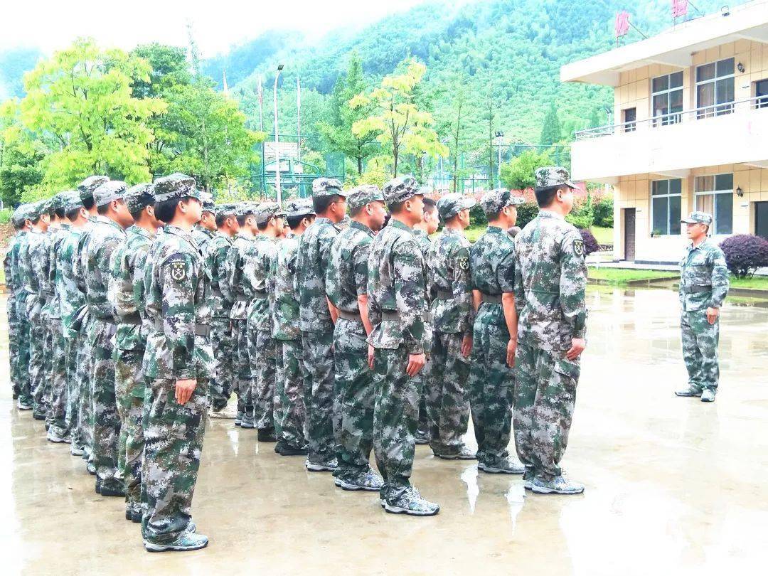 山川民兵跟党走,点验受阅雄纠纠;全体基干民兵着装整齐,精神饱满,以