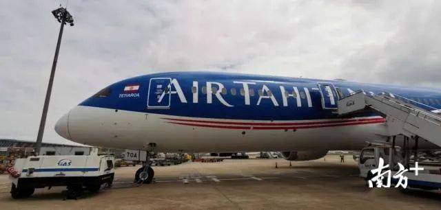 满载医疗物资的专机自中国飞抵斐济南迪国际机场
