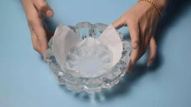 实用烟灰缸里放一张纸巾用途真厉害解决了一个难题