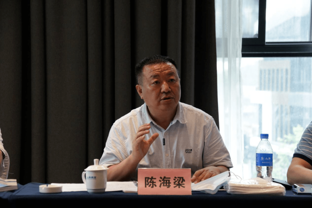 贵州水职院院长陈海梁出席评审会.