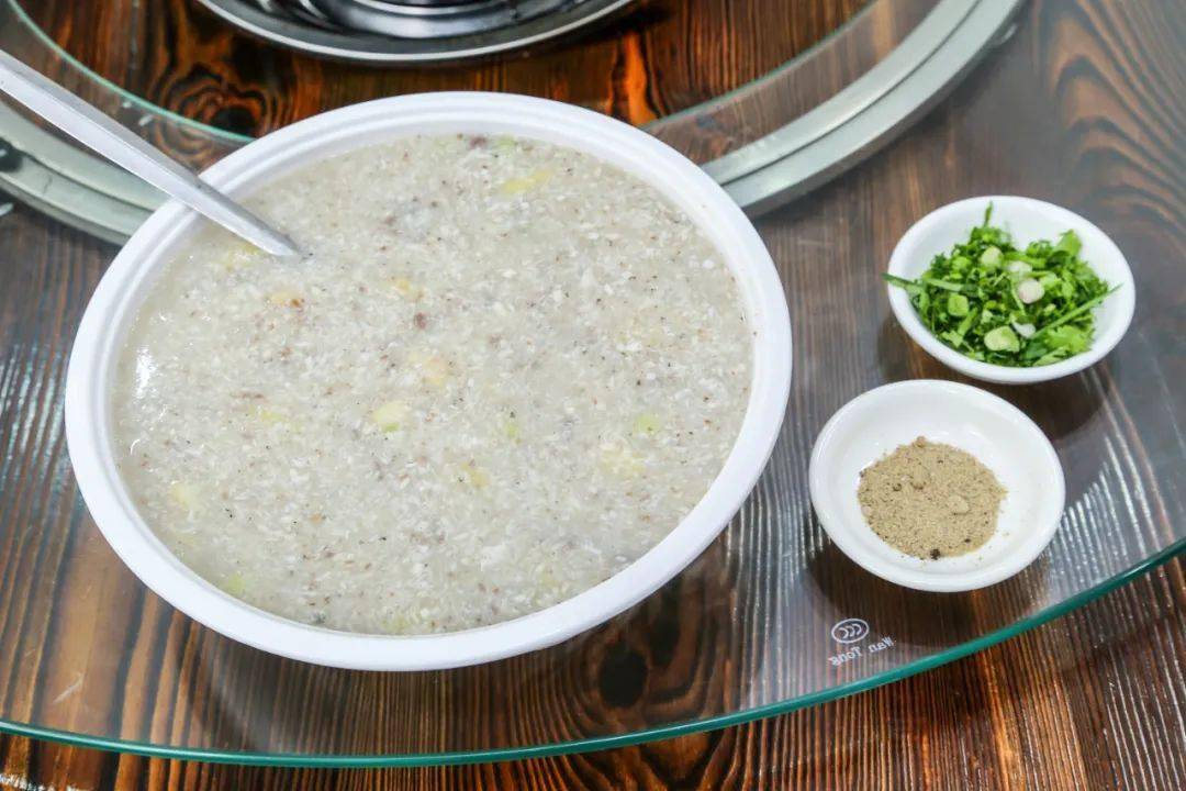 拆鱼羹是件幸福的事;细腻的鱼蓉再加上配料在里面,味道鲜甜口感清香!