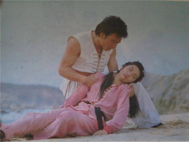 1988年李连杰大师兄拍一部动作片引发鸳鸯腿和黑沙掌模仿热潮