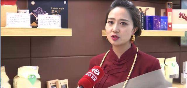 直播介绍家乡产品的是一位有着几万粉丝的雅江网络红人,她叫泽仁翁姆