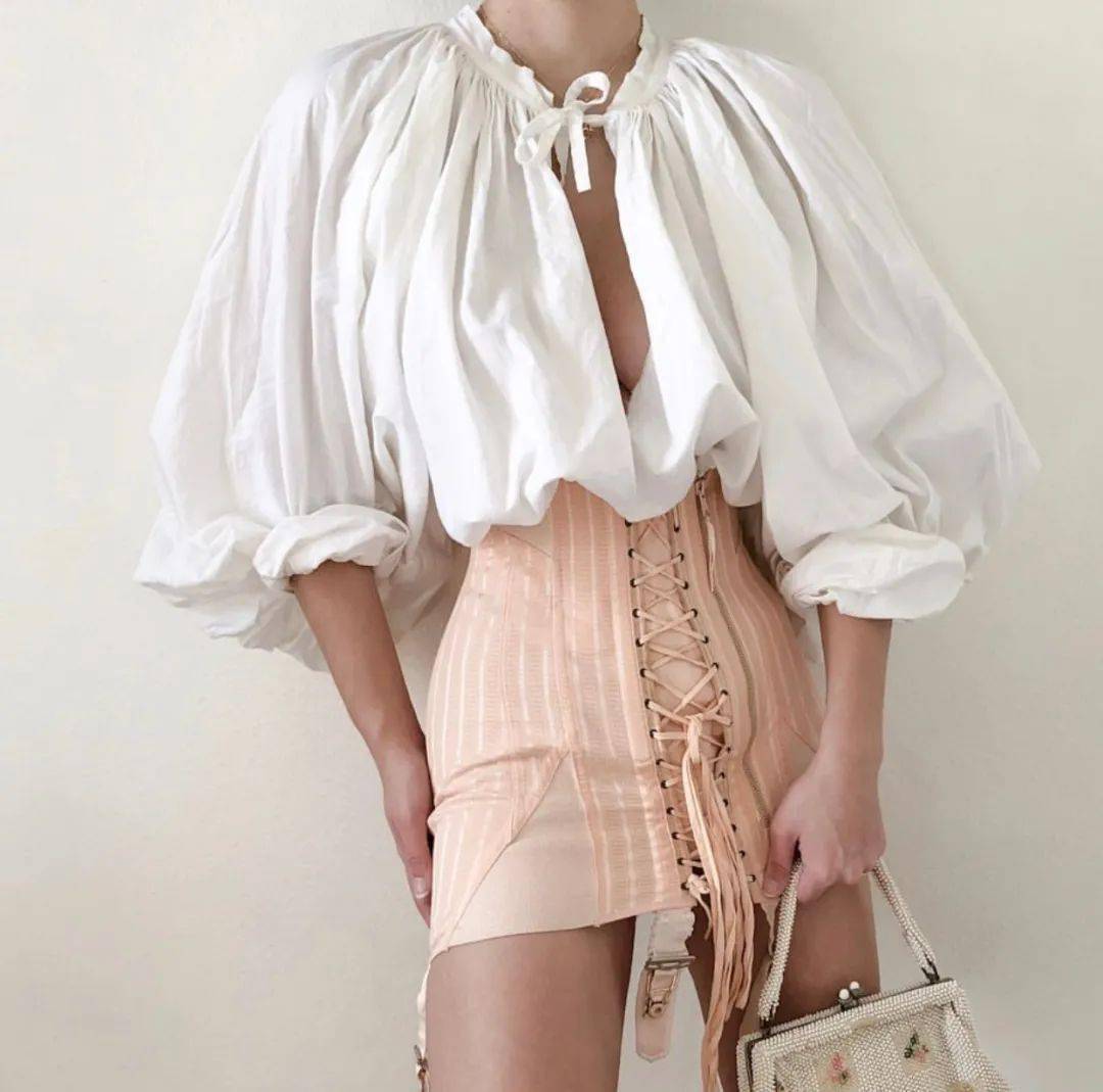 宫廷风近几年也很火,褶皱一般在袖子上做文章,夸张的袖子设计感超强.