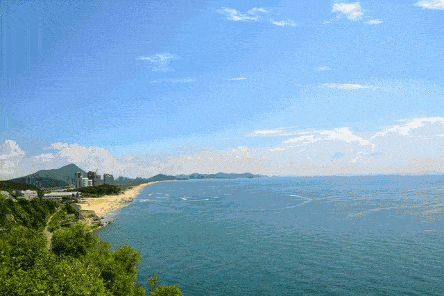 水质清澈透明设有帆船,游艇,水上垂钓,沙滩排球等娱乐项目媲美巴厘岛