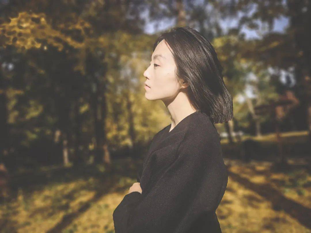 段若兮1982年生于甘肃.