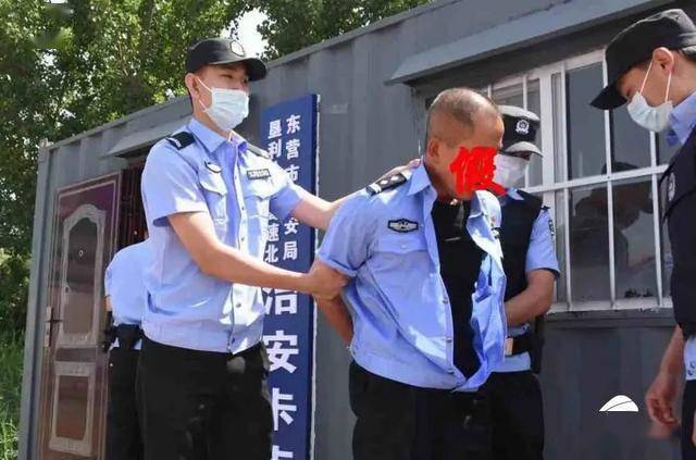 警察穿衣不系扣东营缉毒民警一查竟是在逃犯