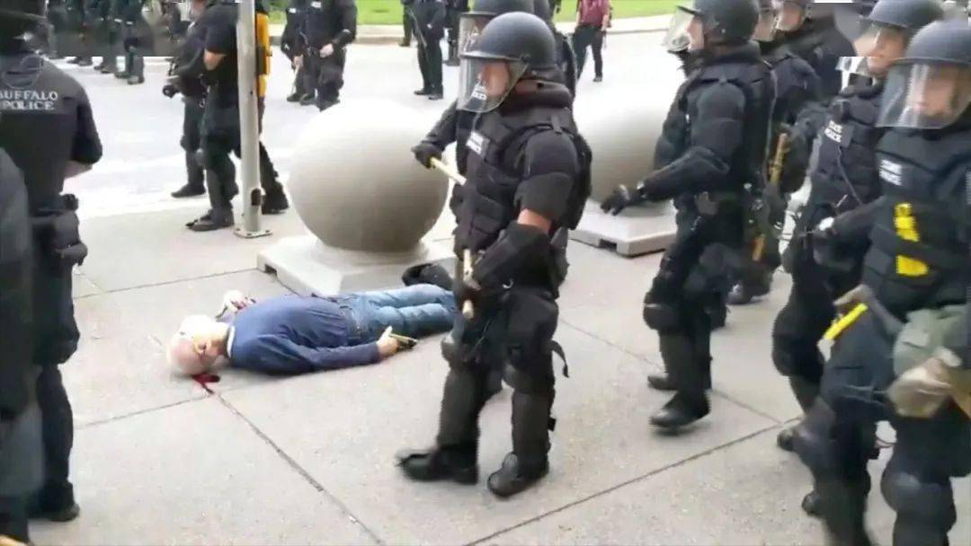 美国再现警察暴力执法 男子被推倒当场流血