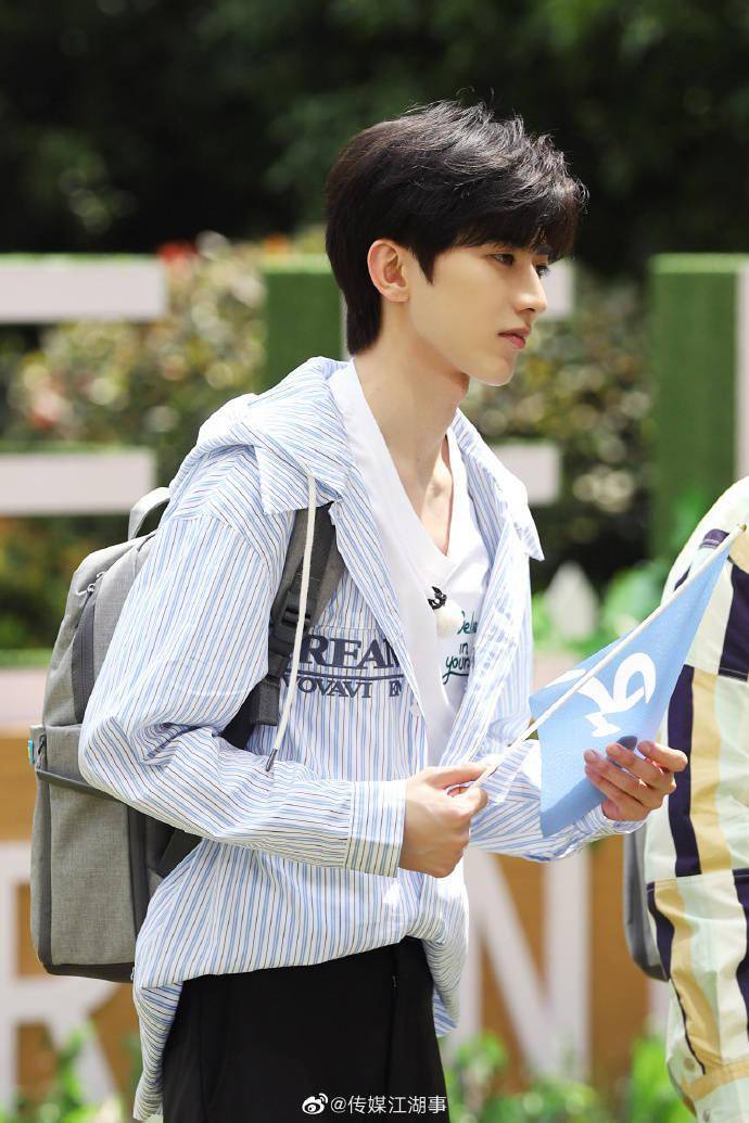 蔡徐坤《奔跑吧》剧照公开,导游小葵掉入泥潭变身"脏脏坤",厨房小白要