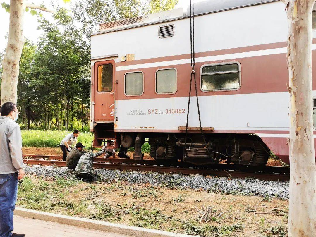 车厢排对排 ,软卧硬卧加硬座发电餐车也备齐,车尾守车很重要观察列