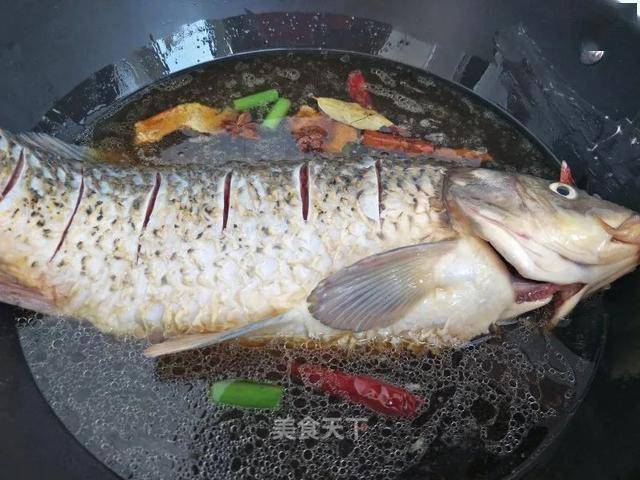 鯉魚一條油適量蔥適量姜適量料酒適量八角適量香葉適量陳皮適量醬油