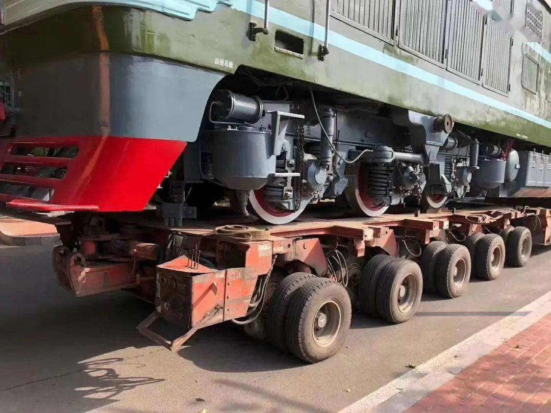 软卧硬卧加硬座发电餐车也备齐,车尾守车很重要观察列车内外情况,防