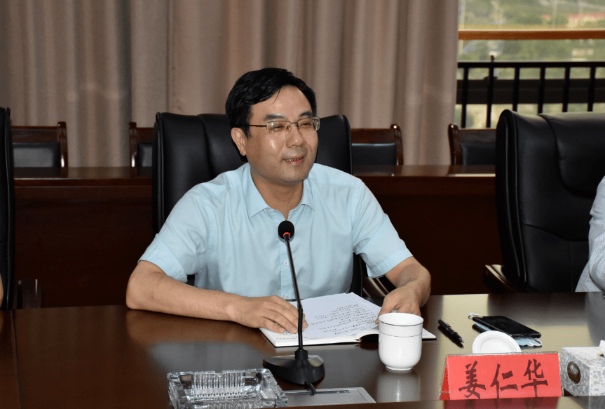 刘玉君介绍了铅山的基本情况,董春旺就挂职工作情况作了发言.