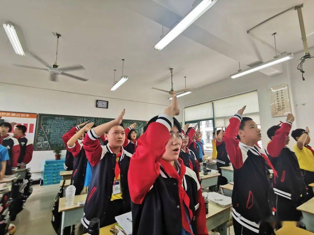 告别红领巾迈向新征程路桥三中举行2019级少先队退队仪式