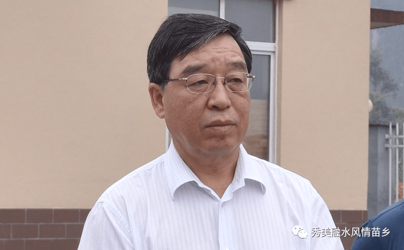 梁日春(中右二),廖富学(中左二)一行在融水县工业园区工业污水集中