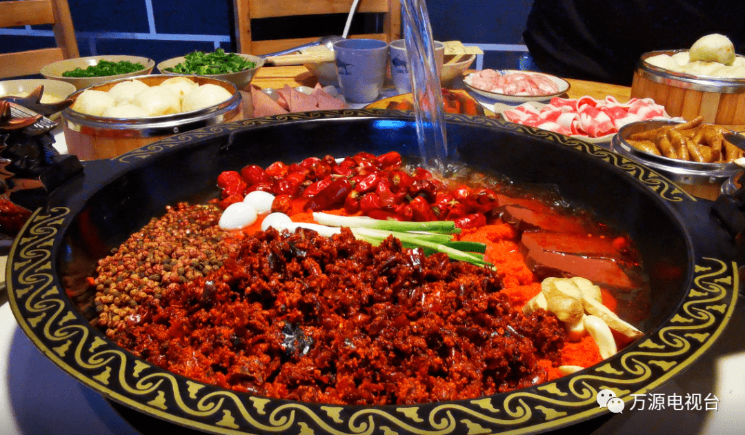 万源的朋友约起一起去吃被朋友圈刷屏的火锅