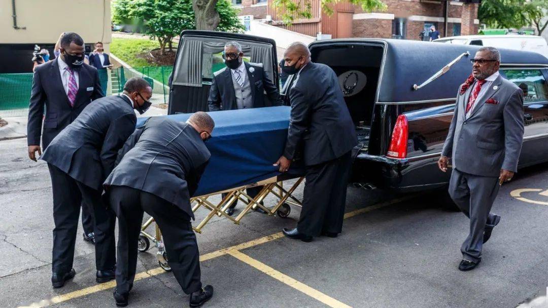 彭斯称弗洛伊德之死"是一场悲剧", 并重申了川普总统的誓言:"正义将