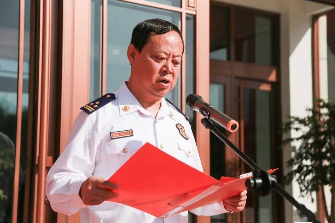 市消防救援支队政治委员张涛,支队长徐鹏,城东区区长韩俊良出席仪式