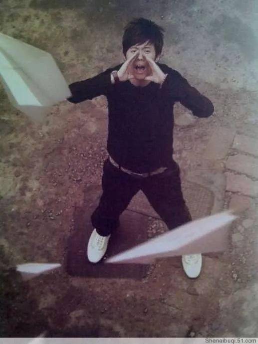 《沙漏》中的阿布(小耳朵没有血缘关系的表哥,与小耳朵青梅竹马,从小