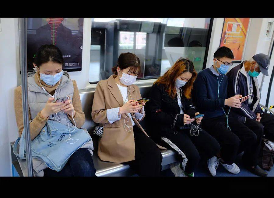 地铁上这种方式刷手机,最易损伤视力